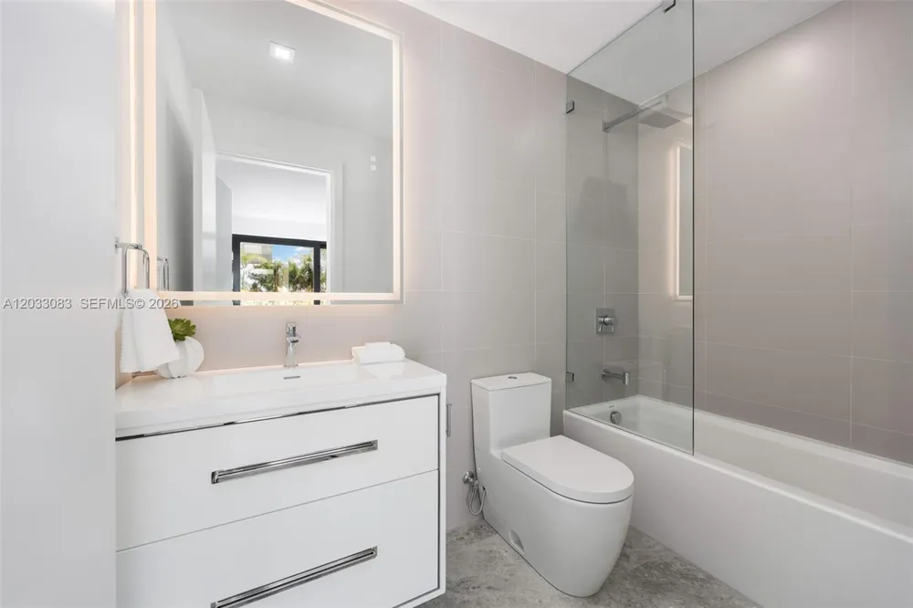 202 Sunrise Dr #202B Key Biscayne, FL 33149