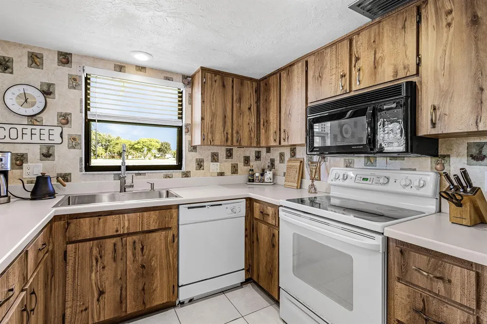 3831 SE 11th Place #101 Cape Coral, FL 33904