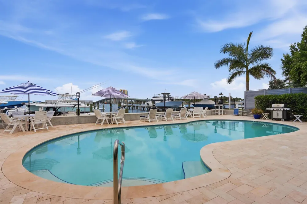 220 Lake Drive #206 Palm Beach Shores, FL 33404