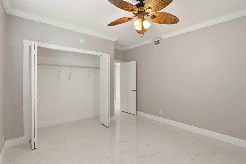 220 Lake Drive #206 Palm Beach Shores, FL 33404