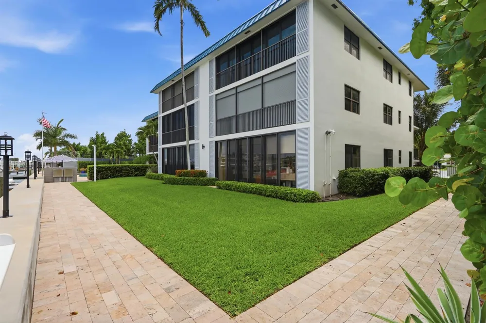 220 Lake Drive #206 Palm Beach Shores, FL 33404