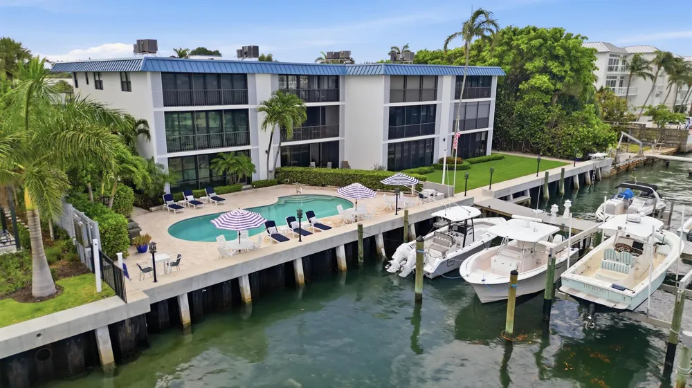 220 Lake Drive #206 Palm Beach Shores, FL 33404