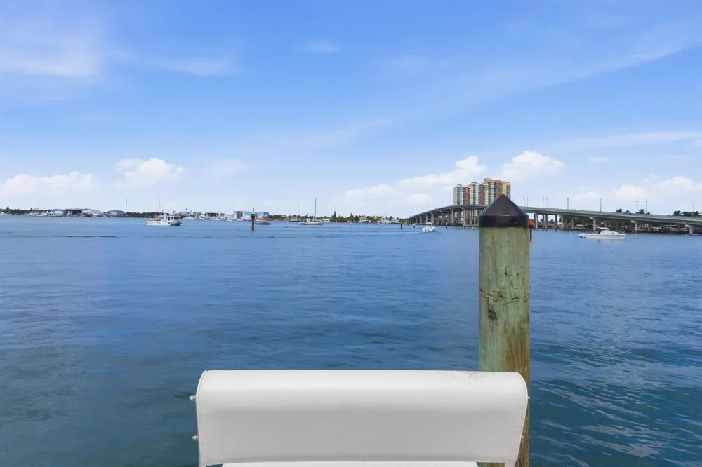 220 Lake Drive #206 Palm Beach Shores, FL 33404