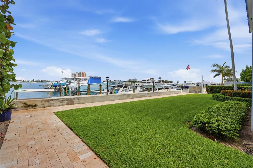 220 Lake Drive #206 Palm Beach Shores, FL 33404