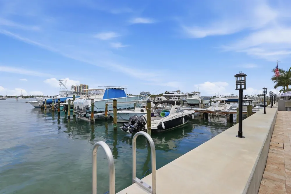 220 Lake Drive #206 Palm Beach Shores, FL 33404