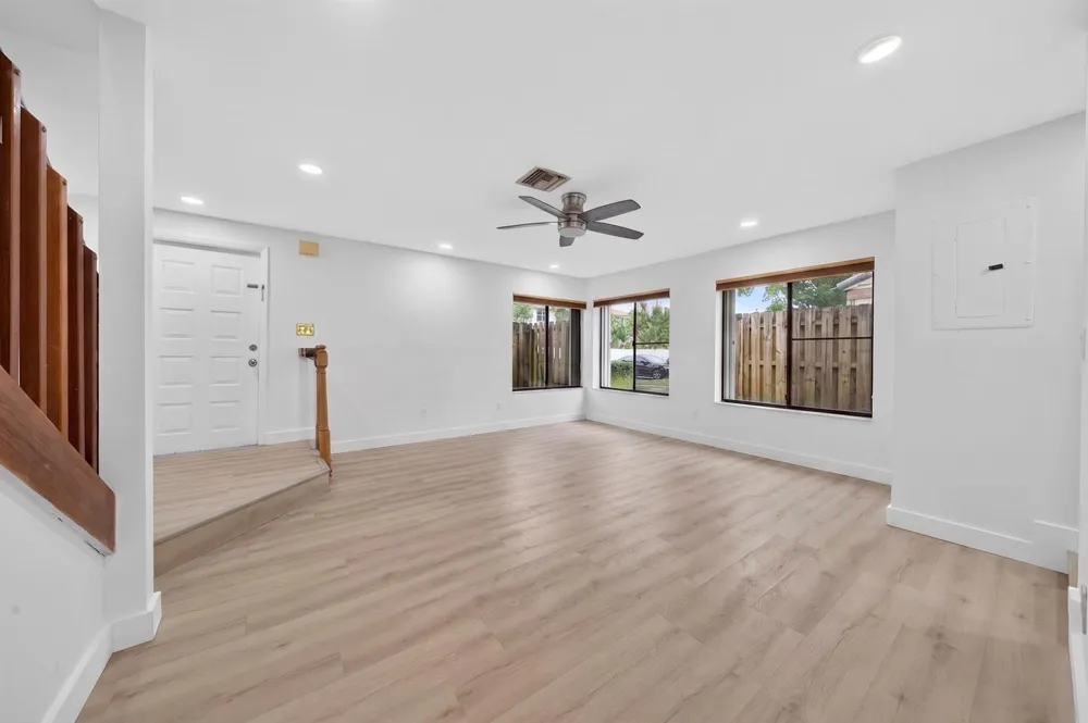 5182 S University Drive Davie, FL 33328