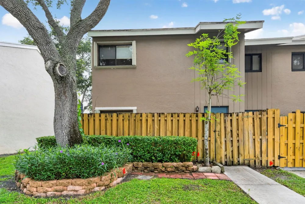 5182 S University Drive Davie, FL 33328