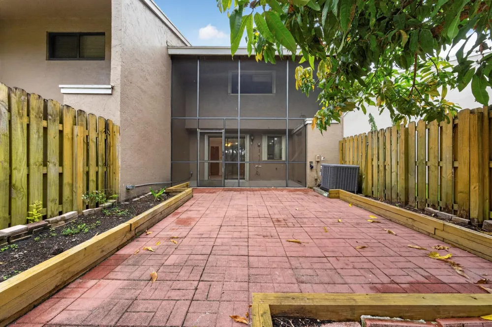 5182 S University Drive Davie, FL 33328