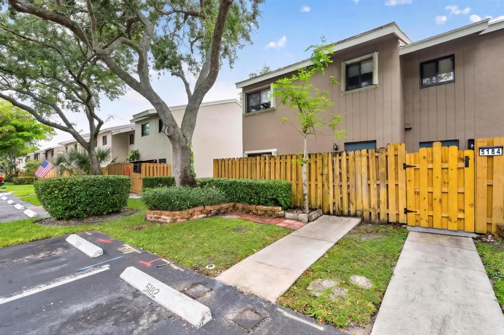 5182 S University Drive Davie, FL 33328