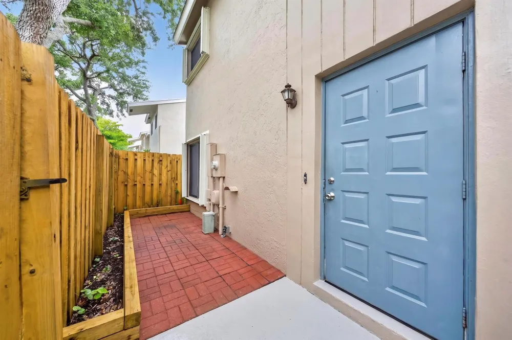 5182 S University Drive Davie, FL 33328