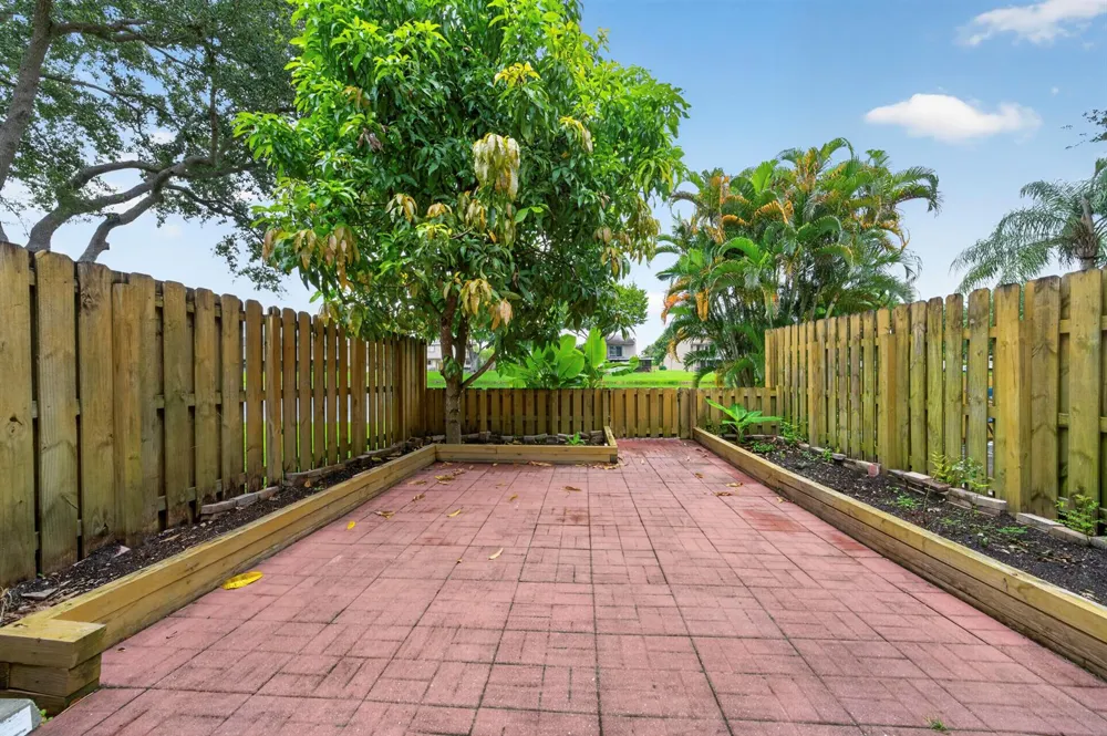 5182 S University Drive Davie, FL 33328
