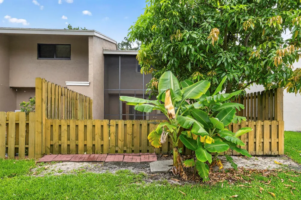 5182 S University Drive Davie, FL 33328