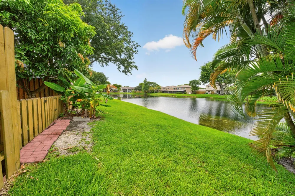 5182 S University Drive Davie, FL 33328