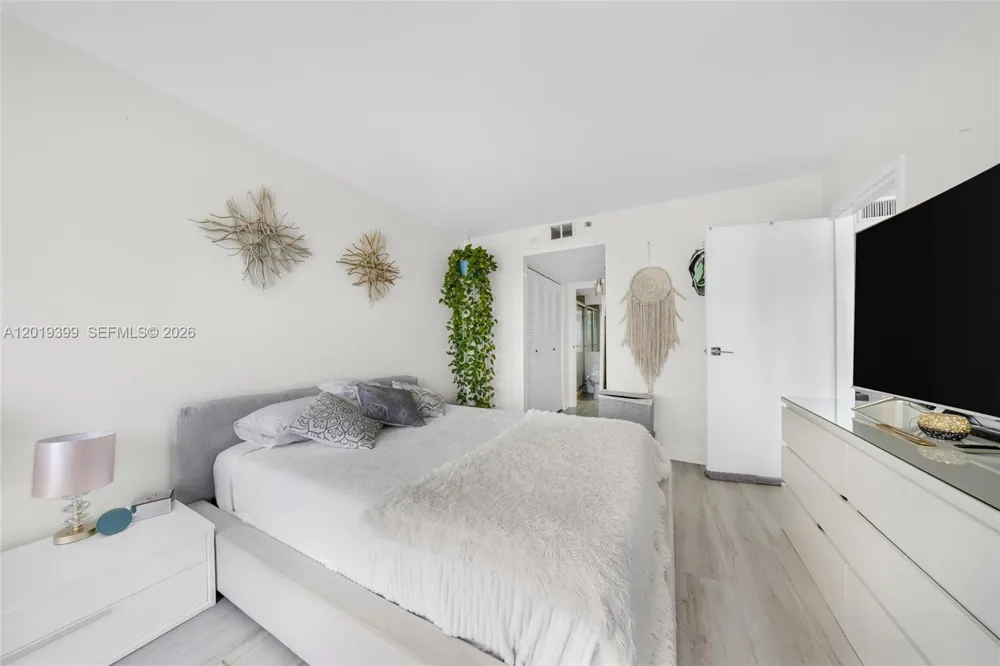 7601 E Treasure Dr #923 North Bay Village, FL 33141