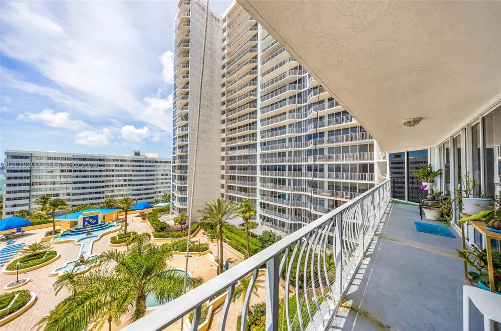 7601 E Treasure Dr #923 North Bay Village, FL 33141
