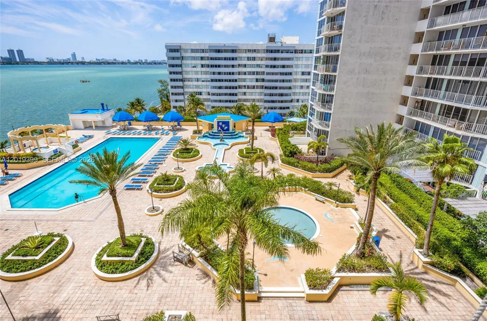 7601 E Treasure Dr #923 North Bay Village, FL 33141