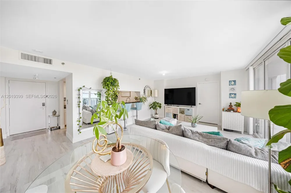 7601 E Treasure Dr #923 North Bay Village, FL 33141
