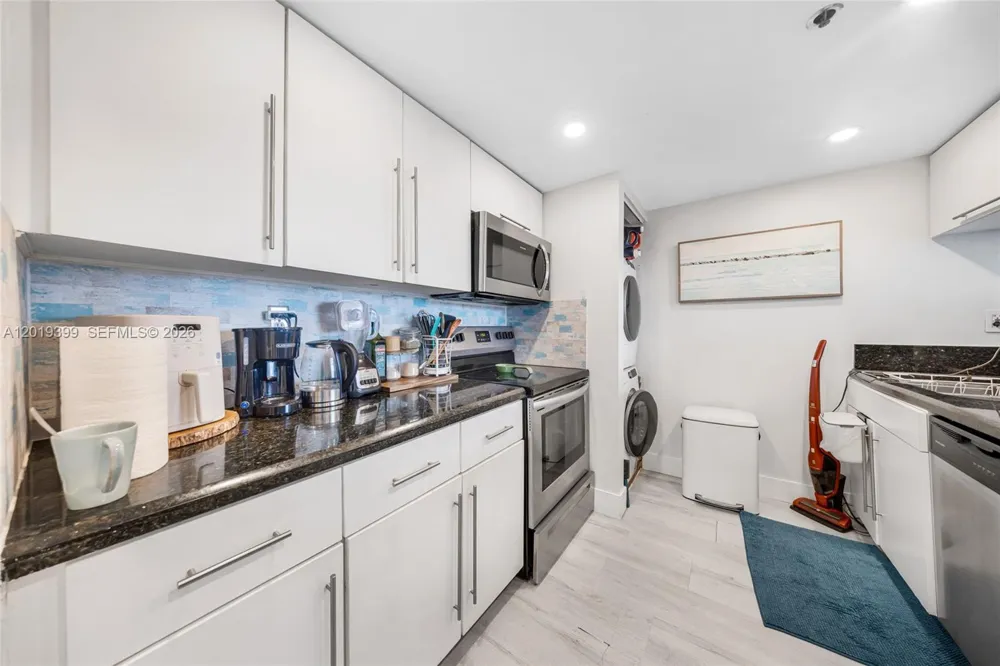 7601 E Treasure Dr #923 North Bay Village, FL 33141