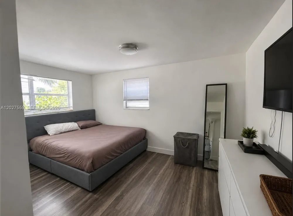685 SW 7th Ter Dania Beach, FL 33004