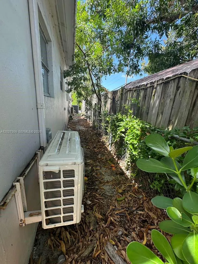 685 SW 7th Ter Dania Beach, FL 33004