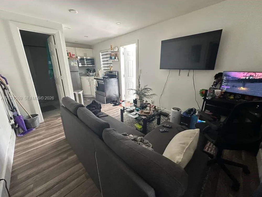 685 SW 7th Ter Dania Beach, FL 33004