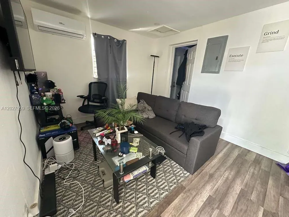 685 SW 7th Ter Dania Beach, FL 33004