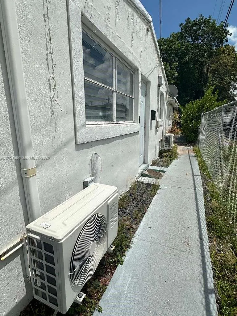 685 SW 7th Ter Dania Beach, FL 33004