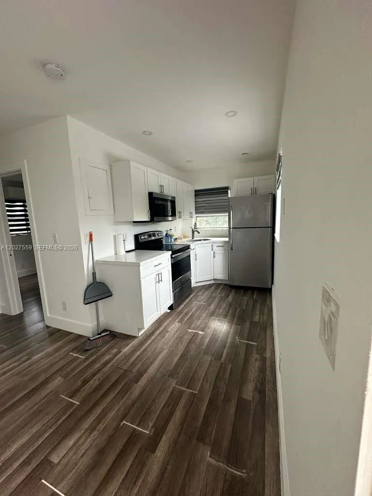 685 SW 7th Ter Dania Beach, FL 33004