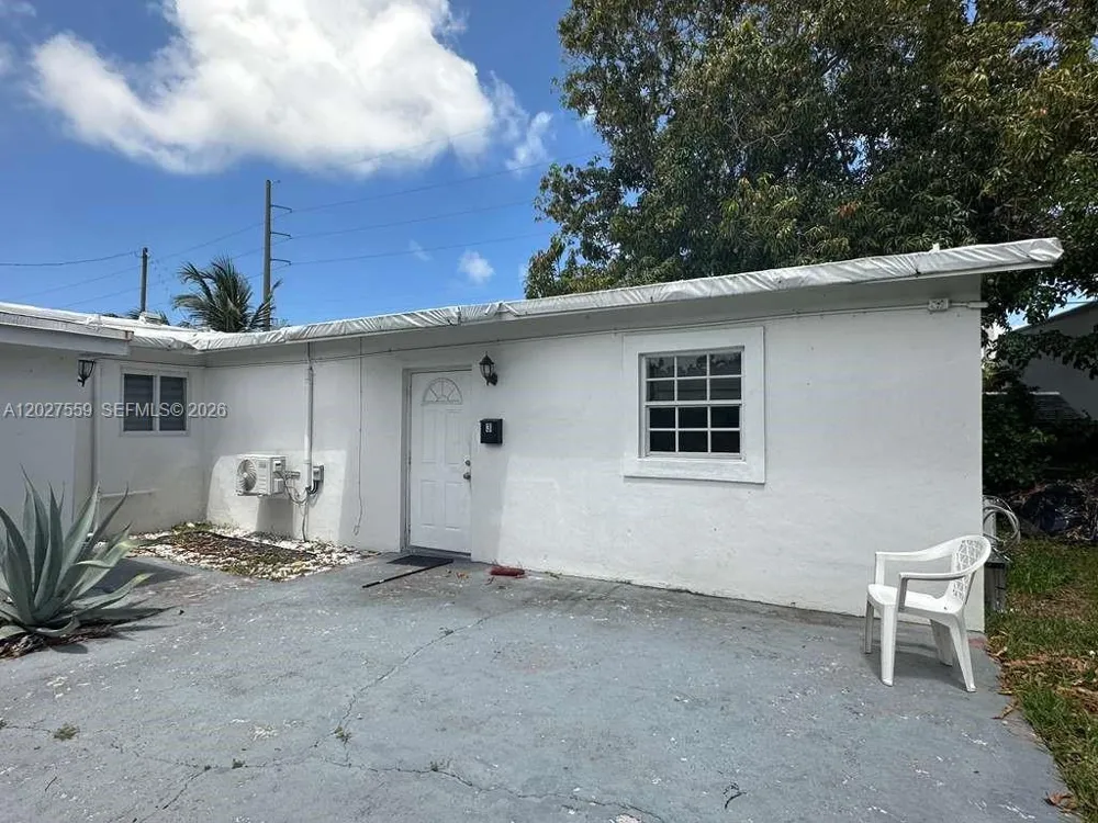 685 SW 7th Ter Dania Beach, FL 33004