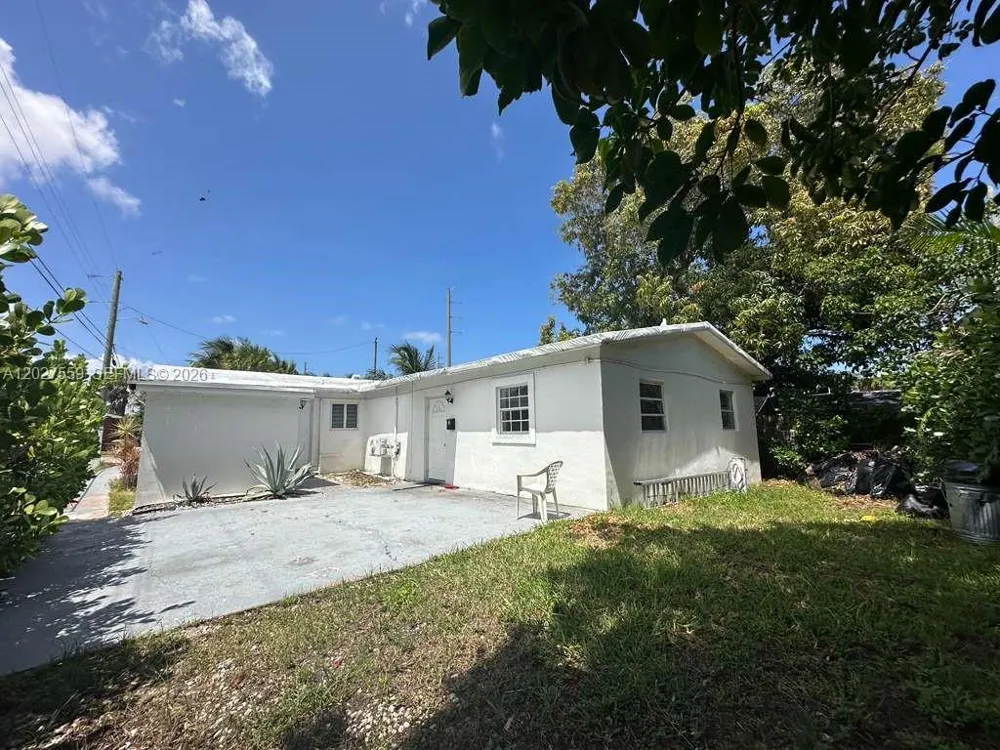 685 SW 7th Ter Dania Beach, FL 33004