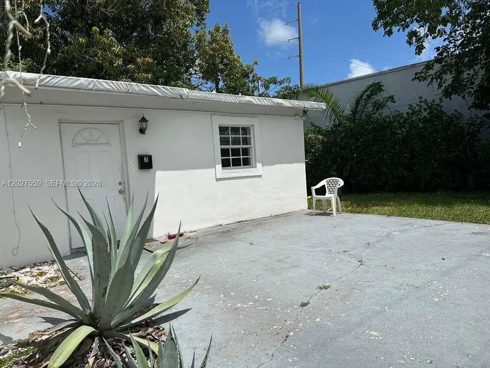 685 SW 7th Ter Dania Beach, FL 33004