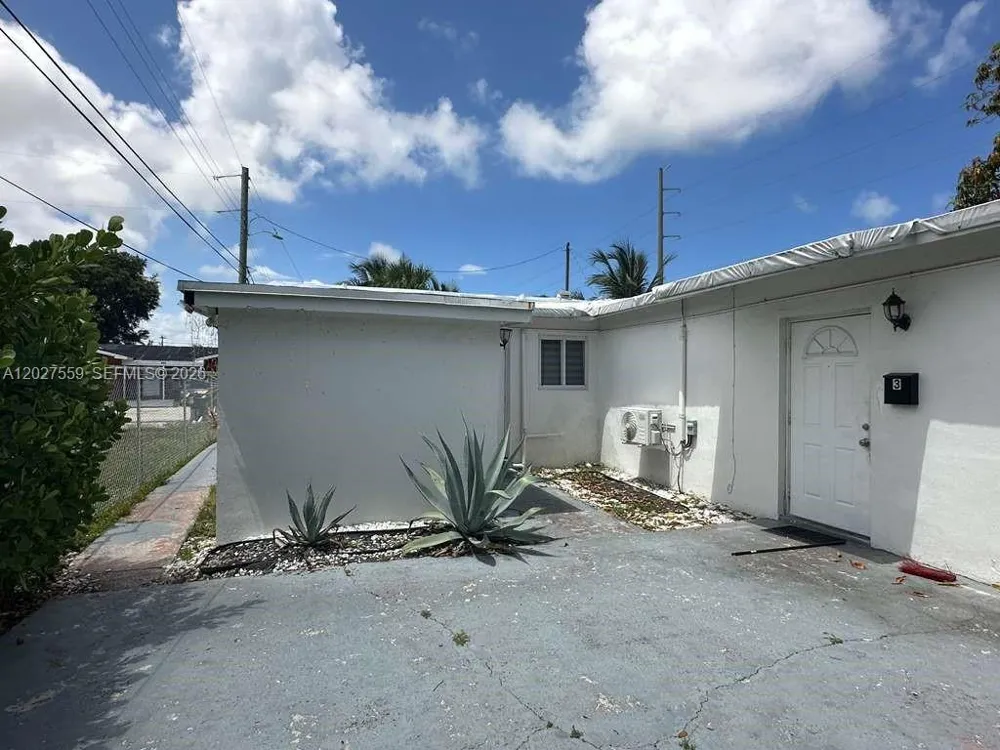 685 SW 7th Ter Dania Beach, FL 33004