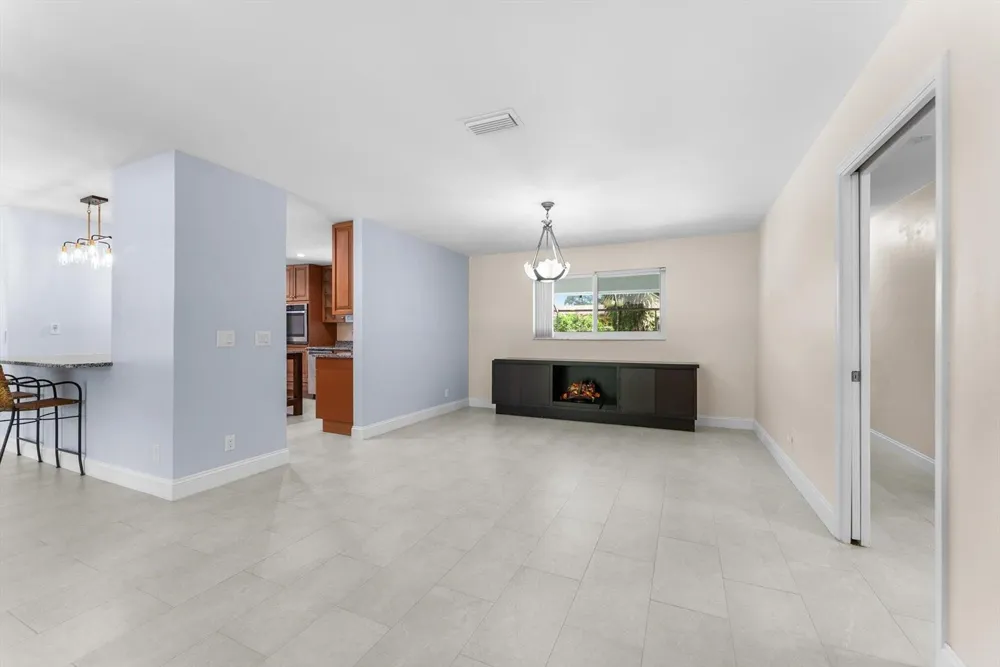4811 Dorchester Mews Haverhill, FL 33415