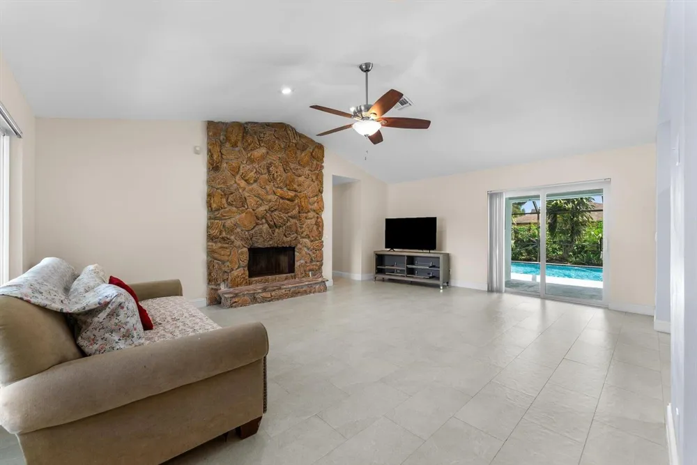 4811 Dorchester Mews Haverhill, FL 33415