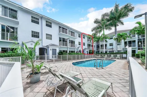 2725 NE 8 AVENUE #113