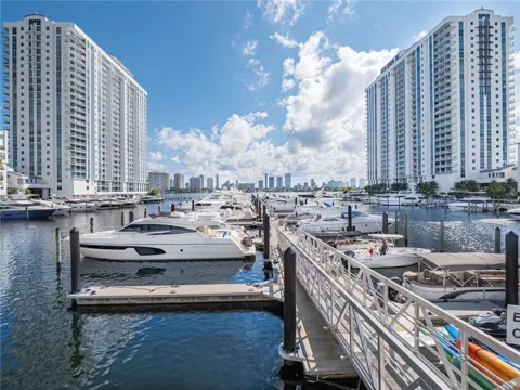 17111 Biscayne Boulevard #2105 + 1 BOAT SLIP 100 ft