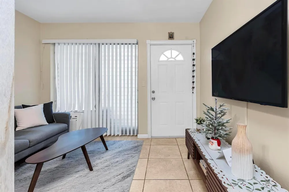 2700 NE 135th Street #31 North Miami, FL 33181