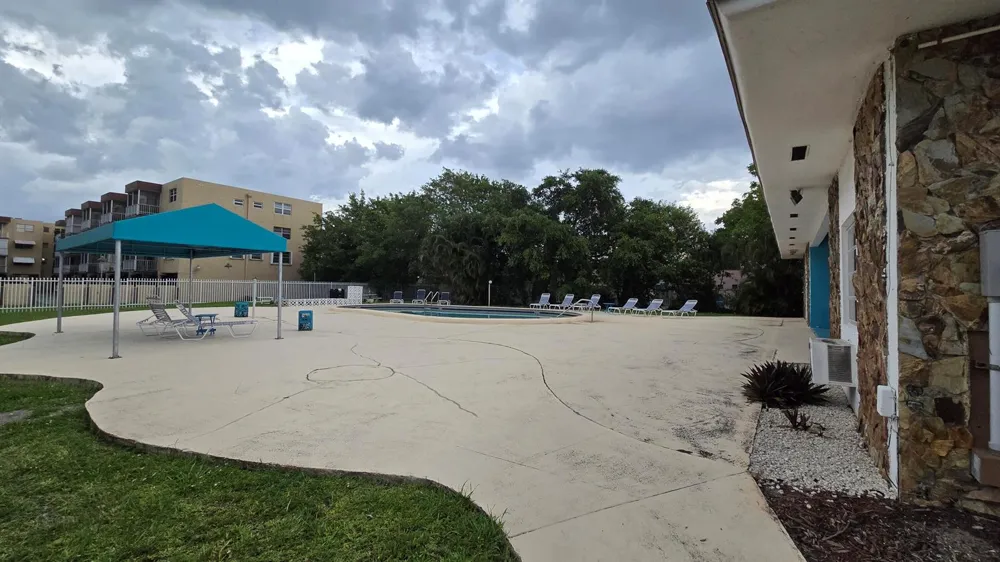 1200 Tallwood Avenue #305 Hollywood, FL 33021