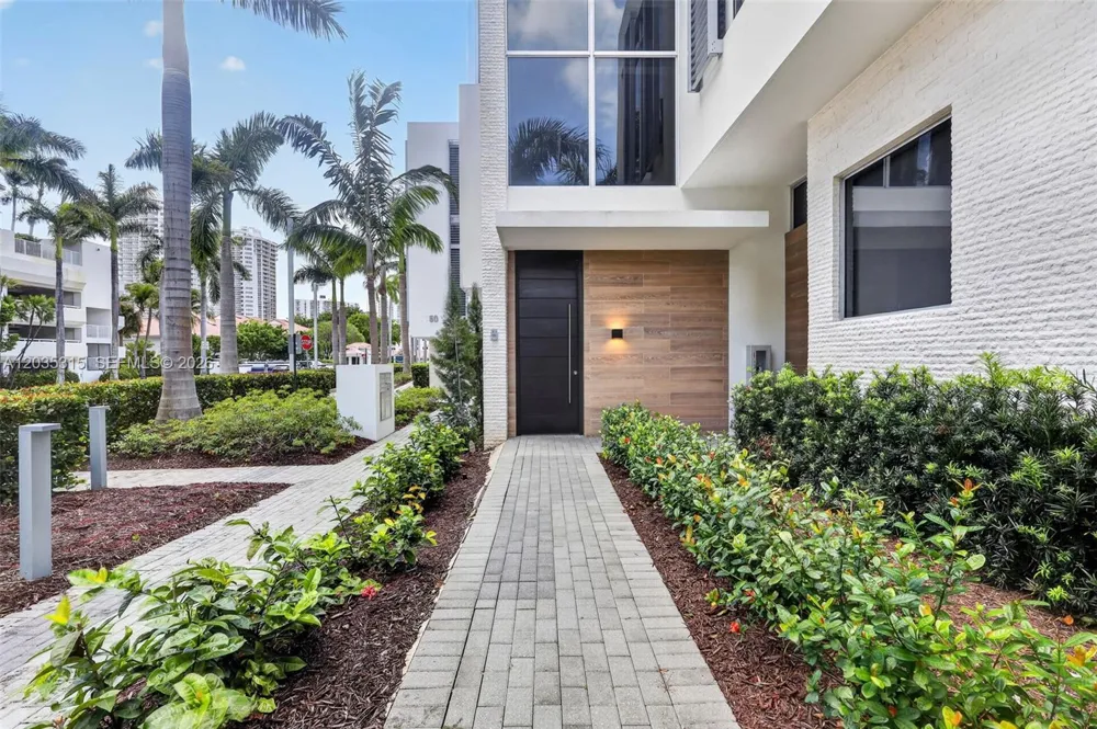 3750 Yacht Club Dr #TH5 Aventura, FL 33180