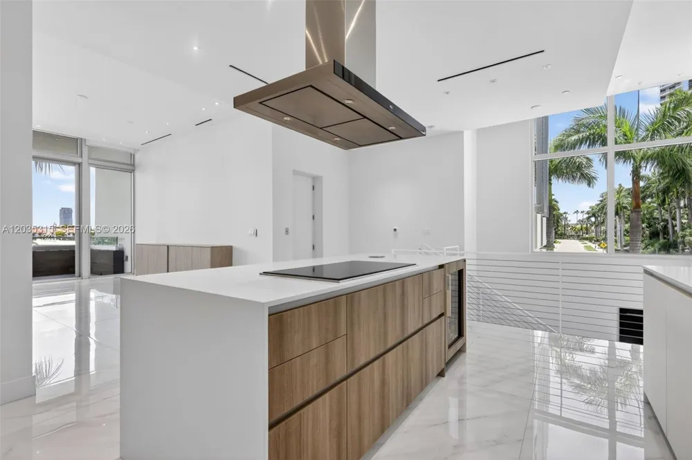 3750 Yacht Club Dr #TH5 Aventura, FL 33180
