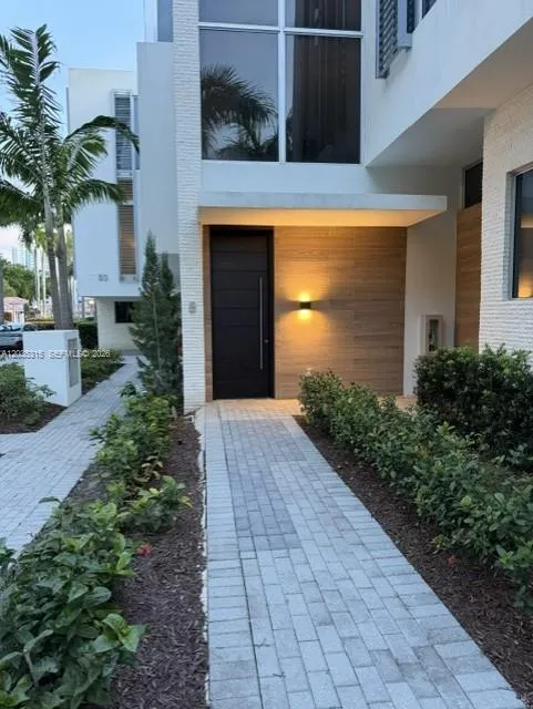3750 Yacht Club Dr #TH5 Aventura, FL 33180