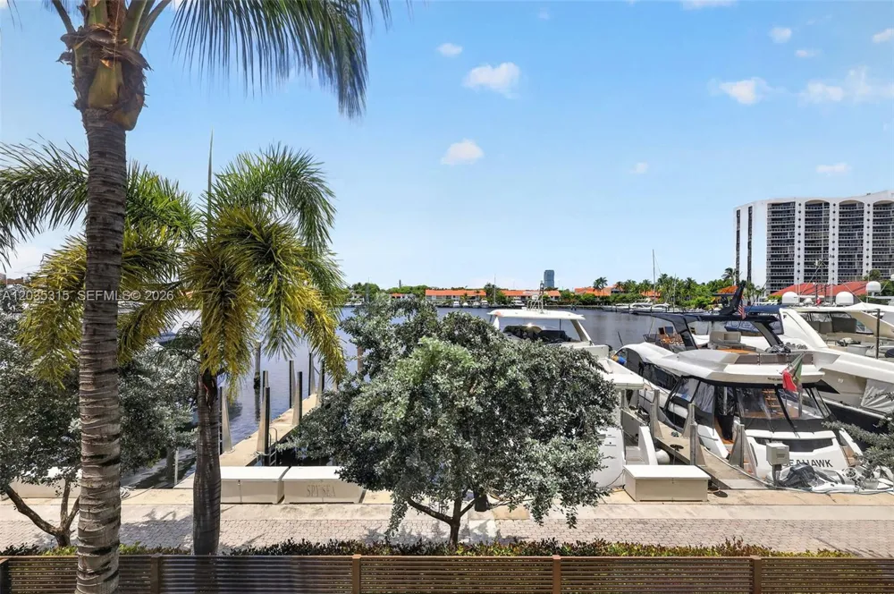 3750 Yacht Club Dr #TH5 Aventura, FL 33180