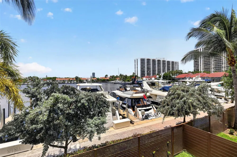 3750 Yacht Club Dr #TH5 Aventura, FL 33180