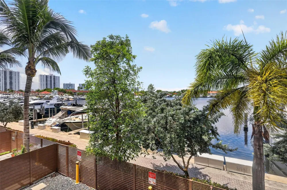 3750 Yacht Club Dr #TH5 Aventura, FL 33180