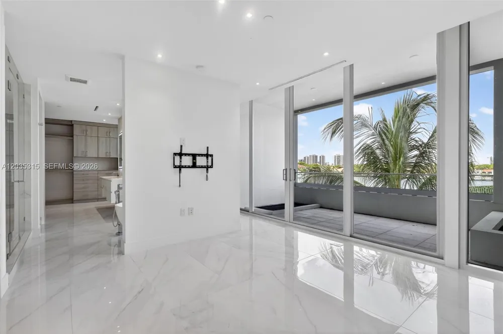 3750 Yacht Club Dr #TH5 Aventura, FL 33180