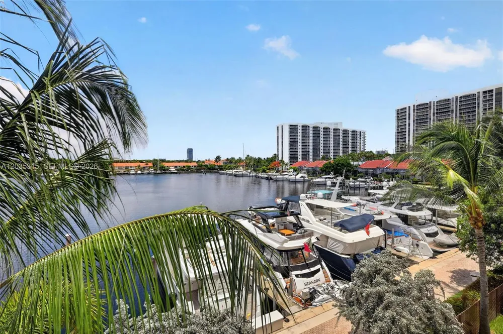 3750 Yacht Club Dr #TH5 Aventura, FL 33180