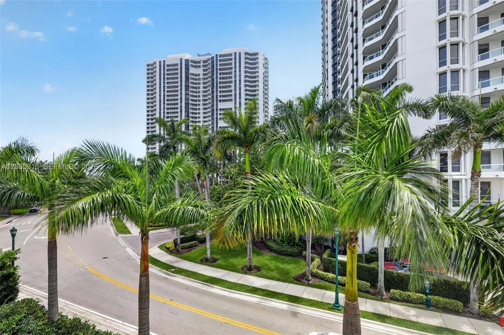3750 Yacht Club Dr #TH5 Aventura, FL 33180