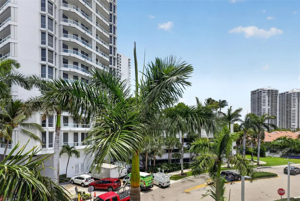 3750 Yacht Club Dr #TH5 Aventura, FL 33180