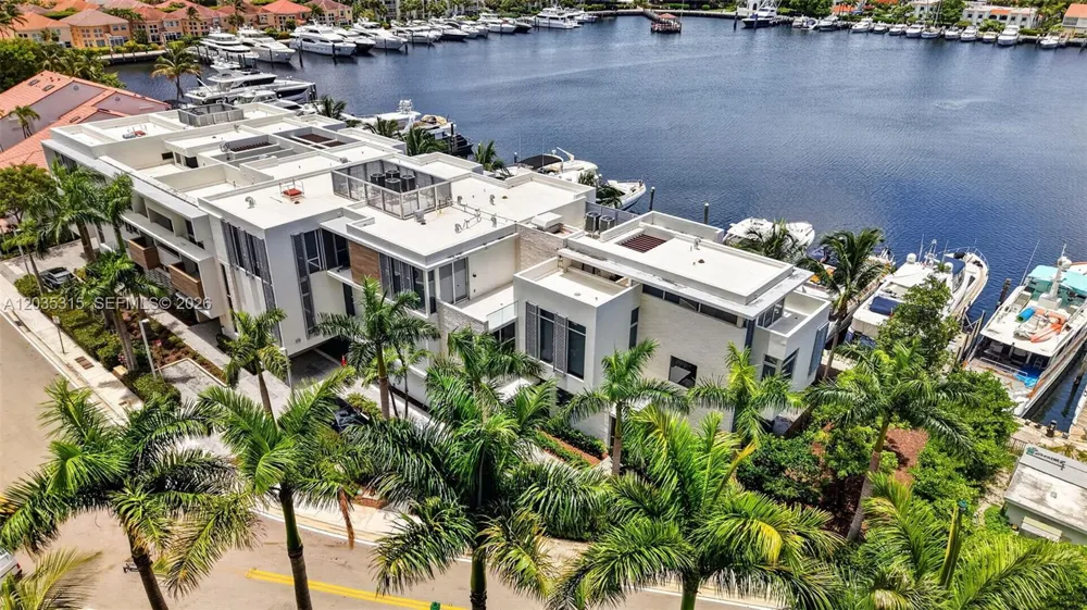 3750 Yacht Club Dr #TH5 Aventura, FL 33180