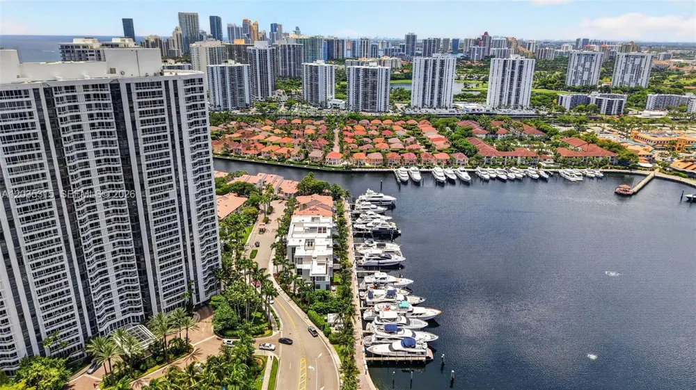 3750 Yacht Club Dr #TH5 Aventura, FL 33180